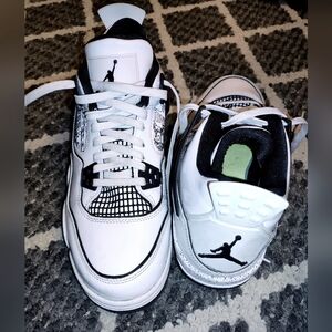 Air Jordan's  size 7 (big kids) so size 8 in women's or 8 and 1/2